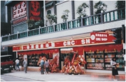 1984年，华润超市香港第一家门店告士打道店开业.jpg